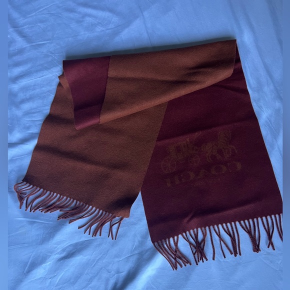 COACH CASHMERE MUFFLER..!! DUAL COLOR ROSE/PLUM..SIGNATURE HORSE AND CARRIAGE..! - Picture 3 of 4